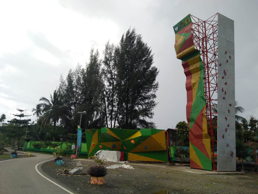 Dinding Panjat Tebing salah satu wahana Olahraga yang di gemari masyarakat Tapaktuan terletak di RTH